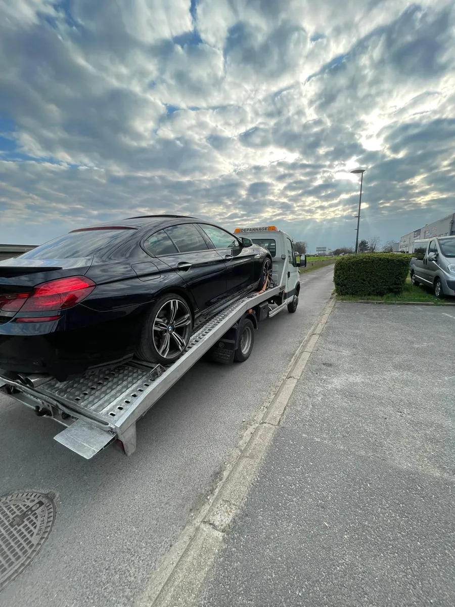 BMW chargée sur le plateau de la dépanneuse