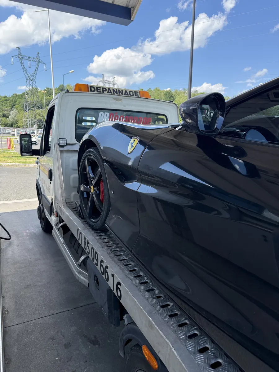 Ferrari sanglée sur le plateau de la dépanneuse