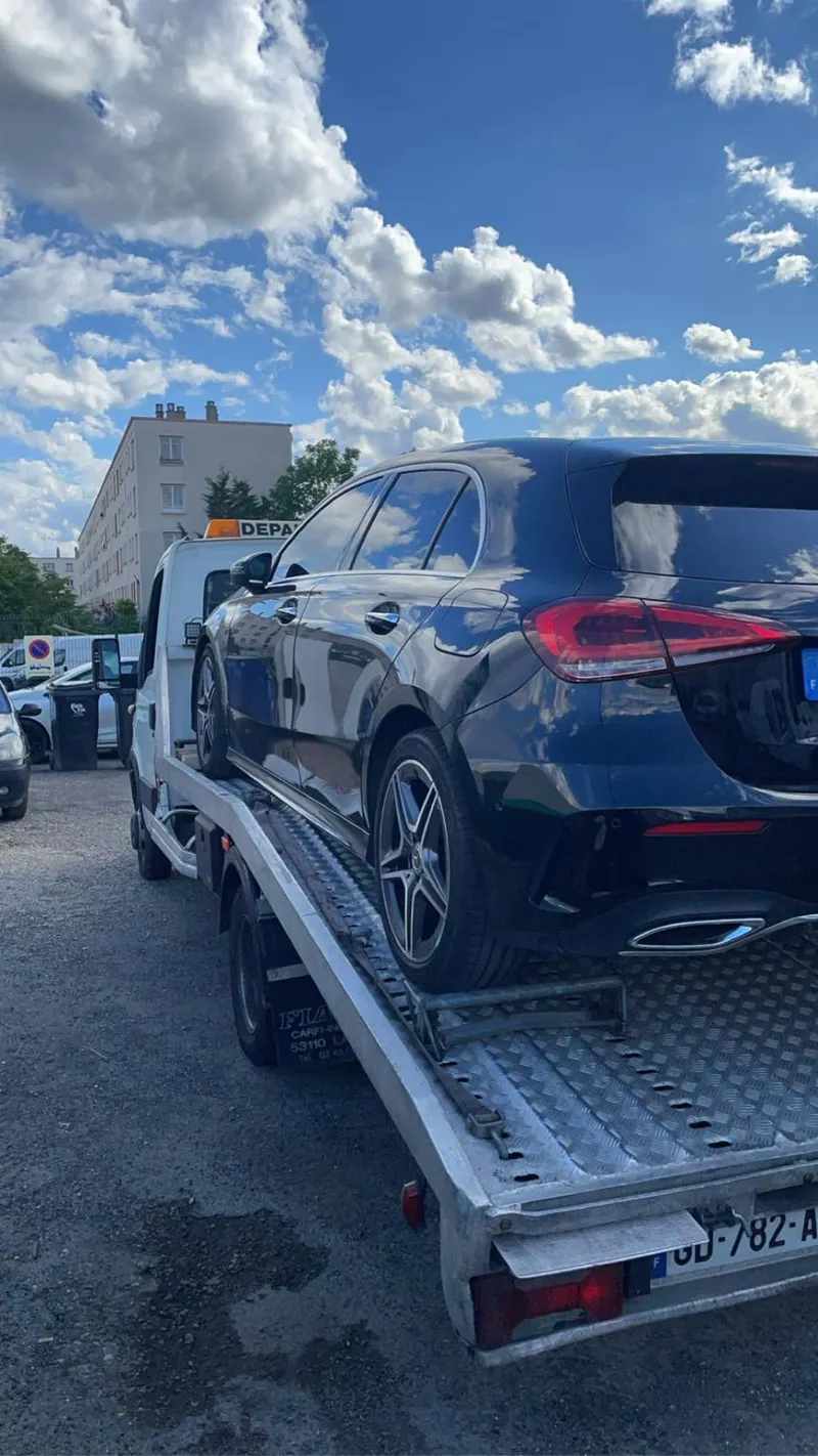 Mercedes chargée sur le plateau de la dépanneuse