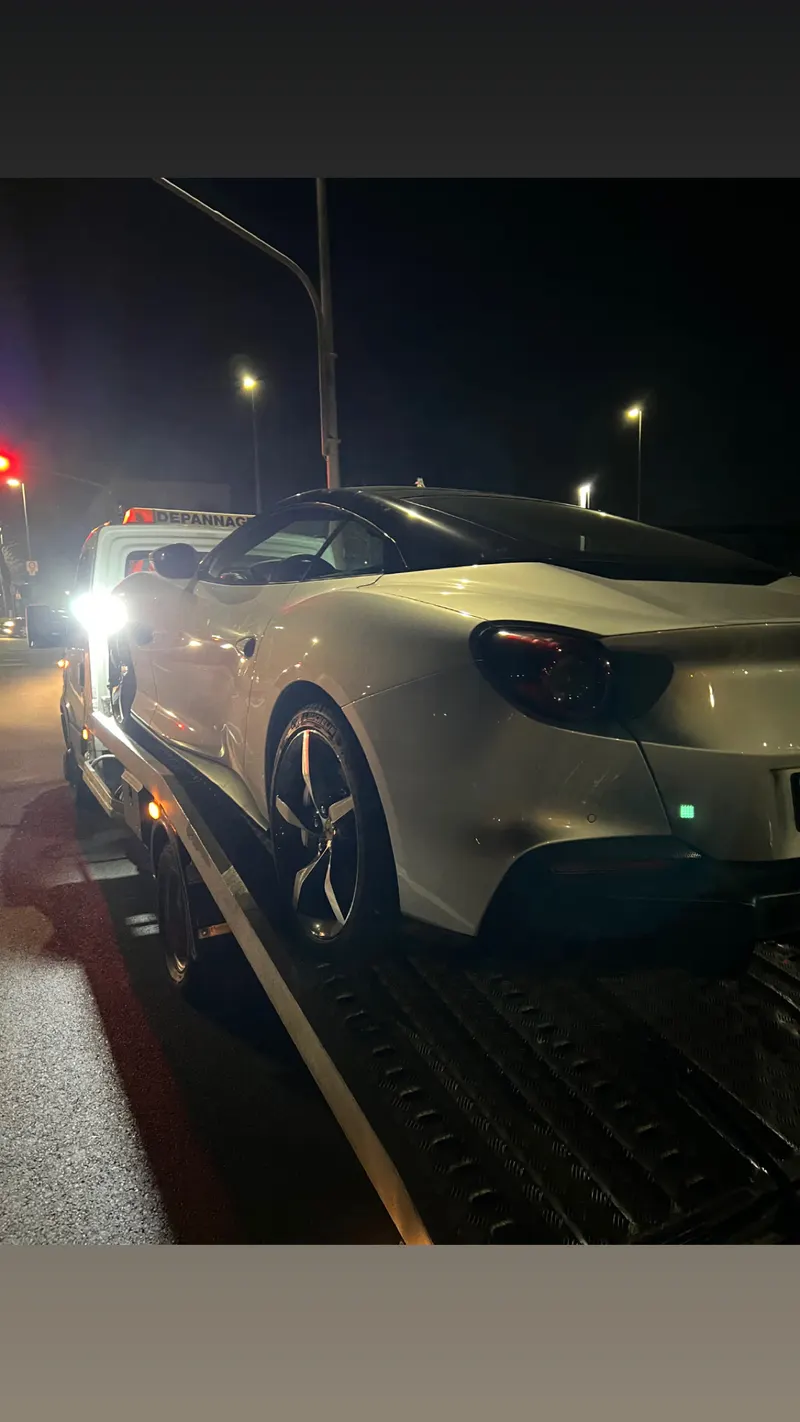 Remorquage de nuit d'une voiture de sport