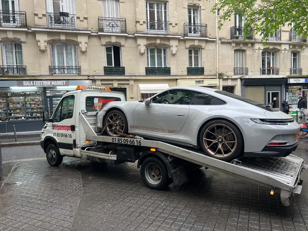 Dépanneuse OB Dépannage transportant une Porsche 911 à Paris