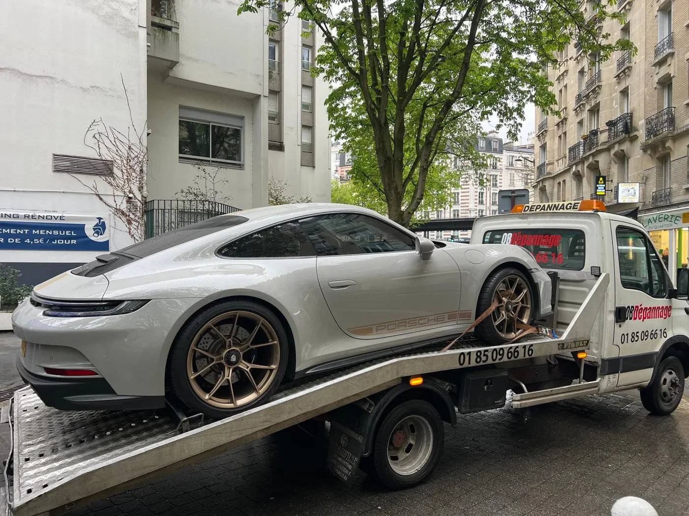 Porsche 911 chargée sur le plateau OB Dépannage